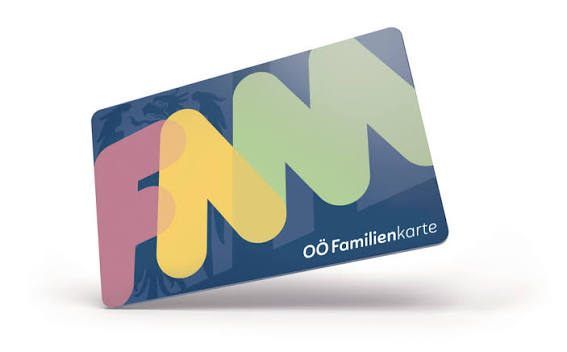 Eine blaue Karte mit den Buchstaben FM in Rosa, Gelb und Grün und dem Text OO Familienkarte in Weiß auf weißem Hintergrund.