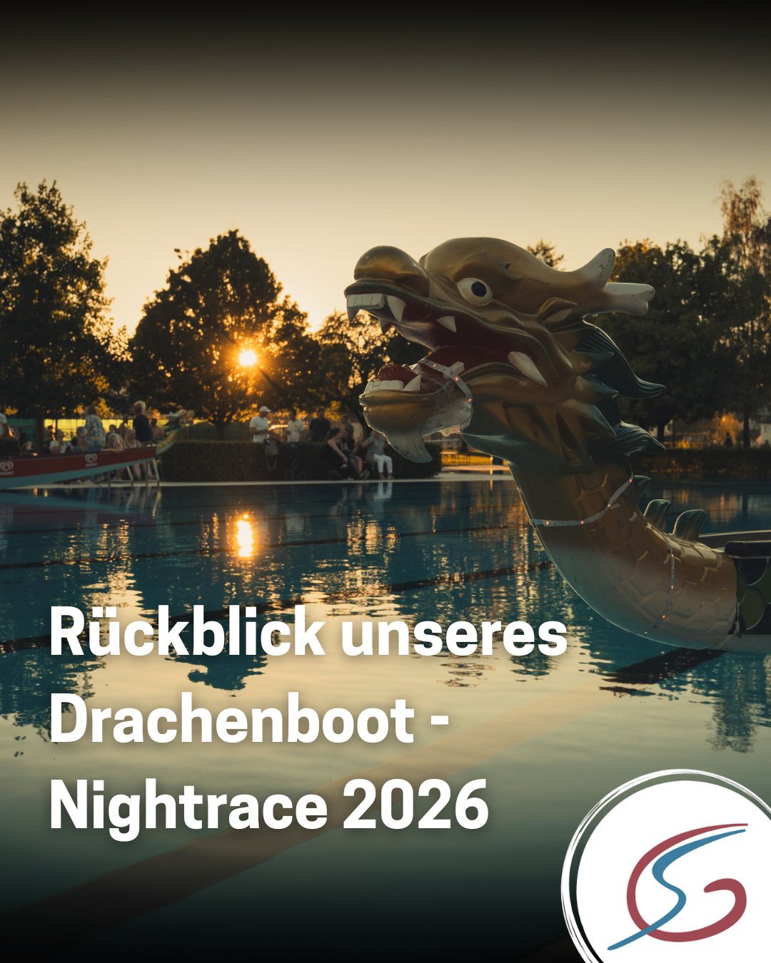 Ein Drachenboot schwimmt in einem Pool mit einem Sonnenuntergang im Hintergrund. Der Textüberlagerung lautet 'Rückblick unseres Drachenboot - Nightrace 2026'.