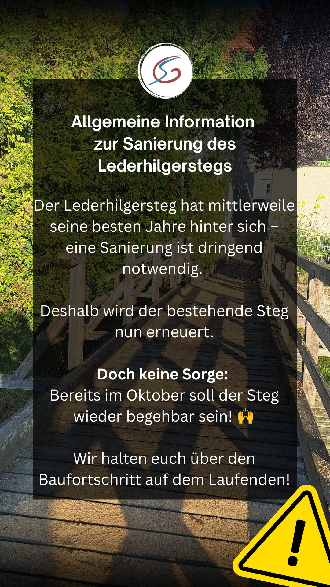 Ein hölzerner Gehweg umgeben von Grün, mit einer Nachricht über die Renovierung einer Holzbrücke. Der Text erwähnt, dass die Brücke ihre besten Jahre hatte und dringende Wartung benötigt.