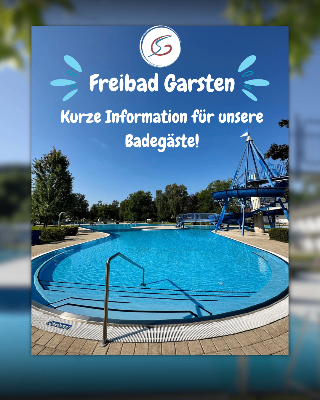 Ein Freibad mit Sprungbrett und Rutsche ist zu sehen. Eine blaue Rutsche befindet sich auf der rechten Seite. Der Pool ist sauber und klar. Das Wasser ist blau. Bäume und Pflanzen sind im Hintergrund.