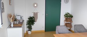 Bild enthält, Floor, Flooring, Table, Plywood, Wood, Desk, Interior Design, Living Room, Corner, Plant