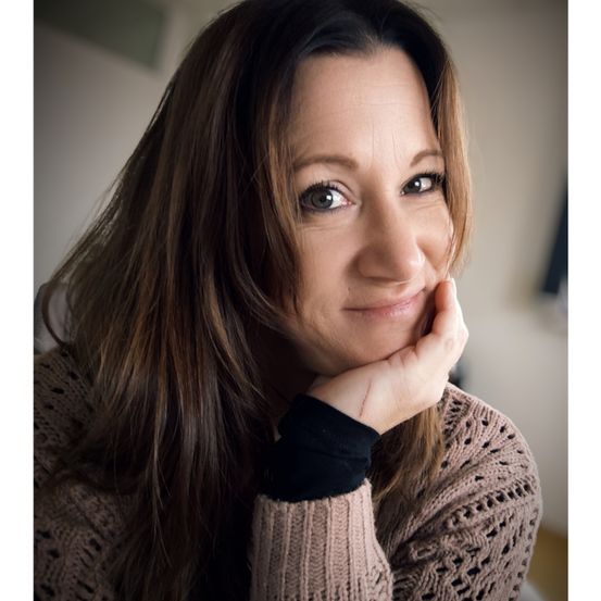 Bild enthält, Knitwear, Sweater, Finger, Person, Smile, Adult, Female, Woman, Photography, Portrait