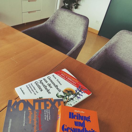 Bild enthält, Advertisement, Poster, Book, Publication, Floor, Flooring, Chair, Furniture, Wood, Hardwood