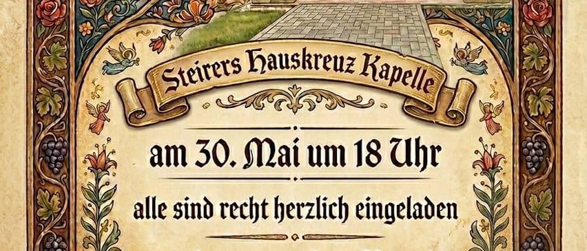 Einladung zur steirischen Hauskreuzkapelle am 30. Mai um 18 Uhr. Eine heilige Figur in Blau mit Krone, die auf eine Kapelle mit Buntglasfenster zeigt.