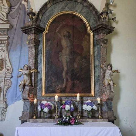 Bild enthält, Altar, Building, Church, Prayer, Baby, Person, Candle, Indoors, Face, Head