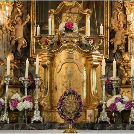 Bild enthält, Altar, Prayer, Baby, Person, Candle, Adult, Male, Man, Bride, Woman