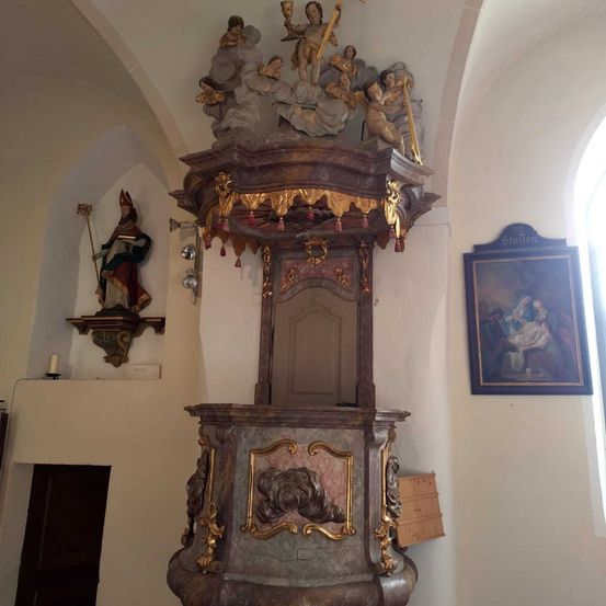 Bild enthält, Altar, Monastery, Adult, Bride, Female, Person, Woman, Indoors, Photo Frame, Face