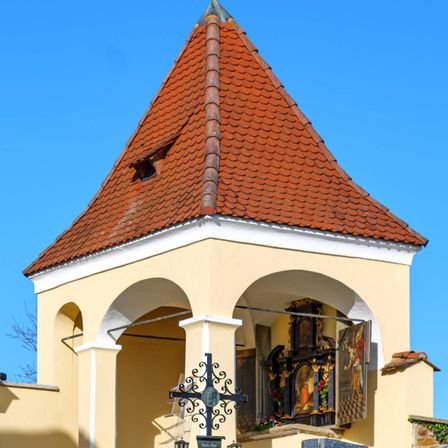 Bild enthält, Housing, Arch, Person, Outdoors, House, Gothic Arch