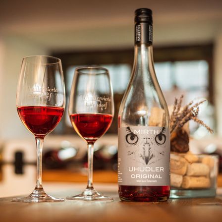 Bild enthält, Alcohol, Beverage, Bottle, Liquor, Wine, Wine Bottle, Glass, Red Wine, Soda, Outdoors