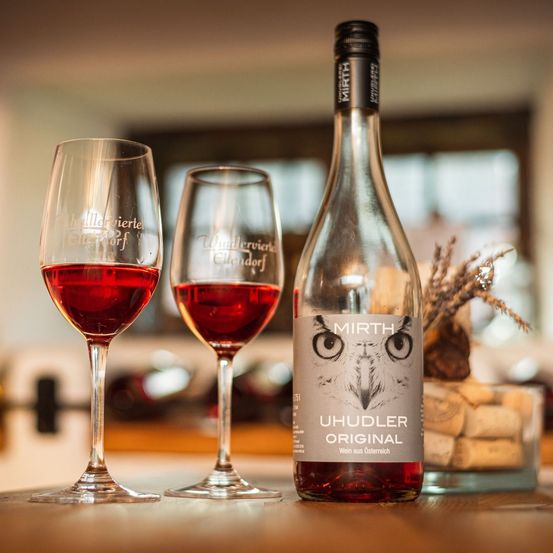 Bild enthält, Alcohol, Beverage, Bottle, Liquor, Wine, Wine Bottle, Glass, Red Wine, Soda, Outdoors