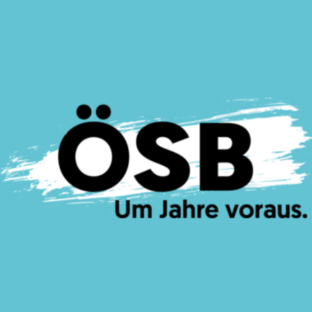 OSB-Logo mit dem Text 'Um Jahre voraus' auf blauem Hintergrund. Das Logo hat zwei Punkte über dem 'O' und einen weißen Pinselstrich.