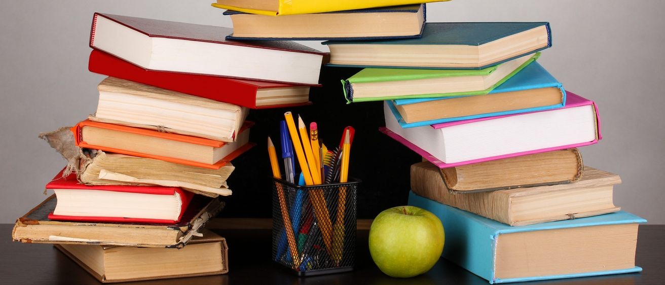 Bild enthält, Book, Publication, People, Person, Apple, Plant, Produce, Accessories, Bag, Handbag