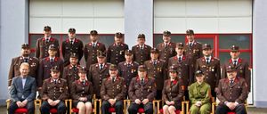 Image contains, People, Person, Adult, Male, Man, Officer, Military, Military Officer, Coat, Suit