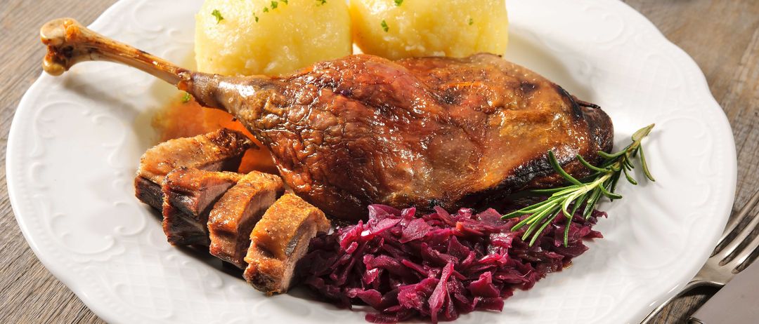 Bild enthält, Food, Food Presentation, Plate, Meal, Roast, Meat, Pork