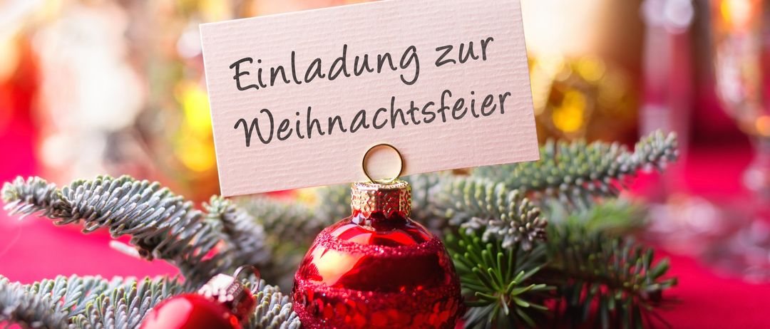 Bild enthält, Plant, Bottle, Cosmetics, Perfume, Christmas, Christmas Decorations, Festival, Accessories, Christmas Tree, Tree