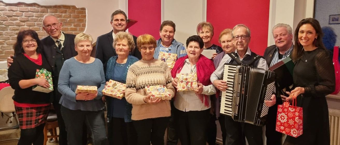 Bild enthält, People, Person, Photography, Portrait, Adult, Female, Woman, Male, Man, Handbag