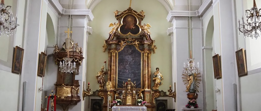 Bild enthält, Altar, Building, Church, Prayer, Indoors, Chapel, Photo Frame, Chandelier, Lamp, Person