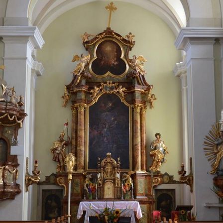 Bild enthält, Altar, Architecture, Building, Church, Prayer, Indoors, Person, Chapel