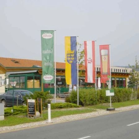 Bild enthält, Car, City, Building, Urban, Suburb, Neighborhood, Wheel, Hotel, Bus Stop, Shopping Mall