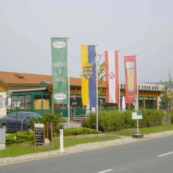 Bild enthält, Car, City, Building, Urban, Suburb, Neighborhood, Wheel, Hotel, Bus Stop, Shopping Mall