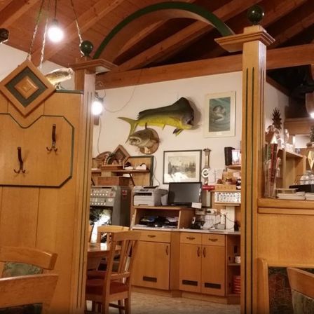 Bild enthält, Wood, Plywood, Indoors, Interior Design, Furniture, Living Room, Hardwood, Table, Restaurant, Cafe