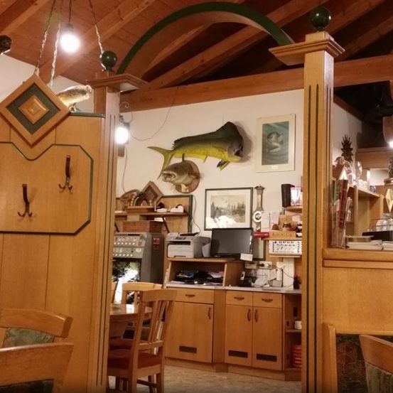 Bild enthält, Wood, Plywood, Indoors, Interior Design, Furniture, Living Room, Hardwood, Table, Restaurant, Cafe