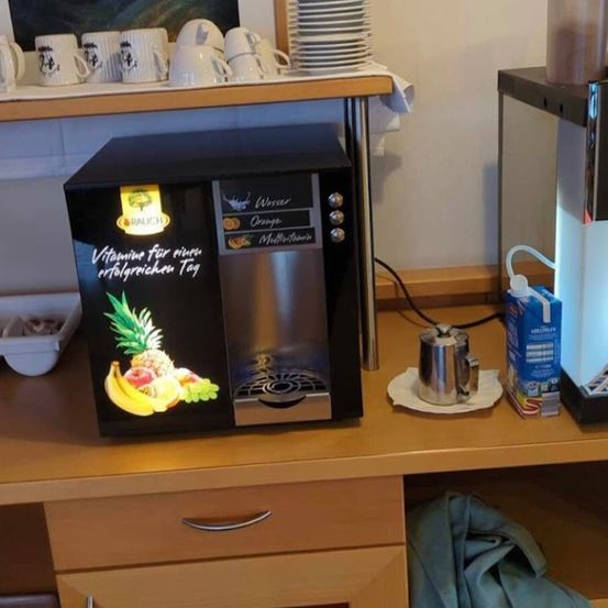 Bild enthält, Furniture, Table, Desk, Food, Fruit, Pineapple, Plant, Produce, Cookware, Cup