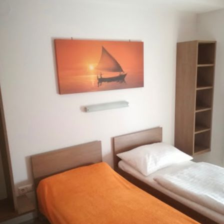 Bild enthält, Furniture, Building, Hostel, Housing, Bed, Boat, Vehicle, Bedroom, Room, Cushion