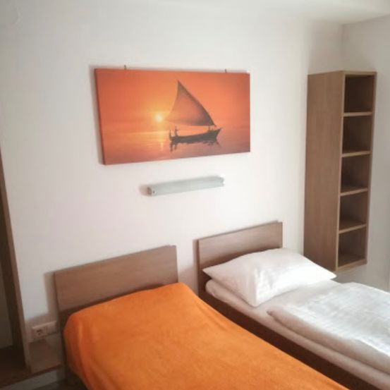 Bild enthält, Furniture, Building, Hostel, Housing, Bed, Boat, Vehicle, Bedroom, Room, Cushion