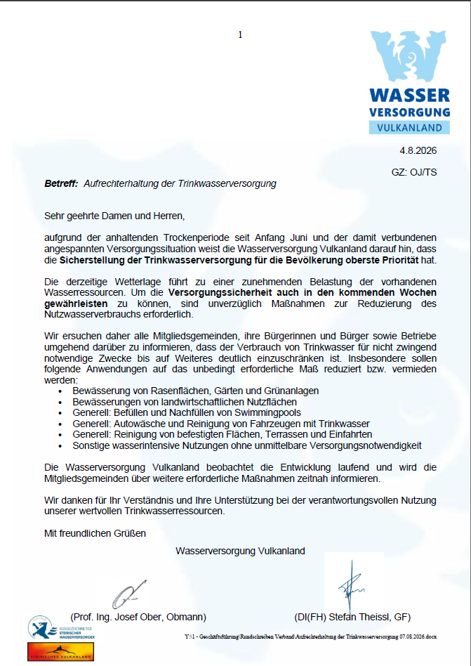 Ein Brief von Wasserversorgung Vulkanland vom 4. August 2026 befasst sich mit der Aufrechterhaltung der Trinkwasserversorgung aufgrund anhaltender Trockenperioden. Es werden die Bürger gebeten, den Wasserverbrauch zu reduzieren und nennt spezifische Maßnahmen, die vermieden werden sollen, wie das Bewässern von Rasenflächen und das Füllen von Schwimmbecken. Der Brief endet mit Dankbarkeit für Verständnis und Unterstützung.
