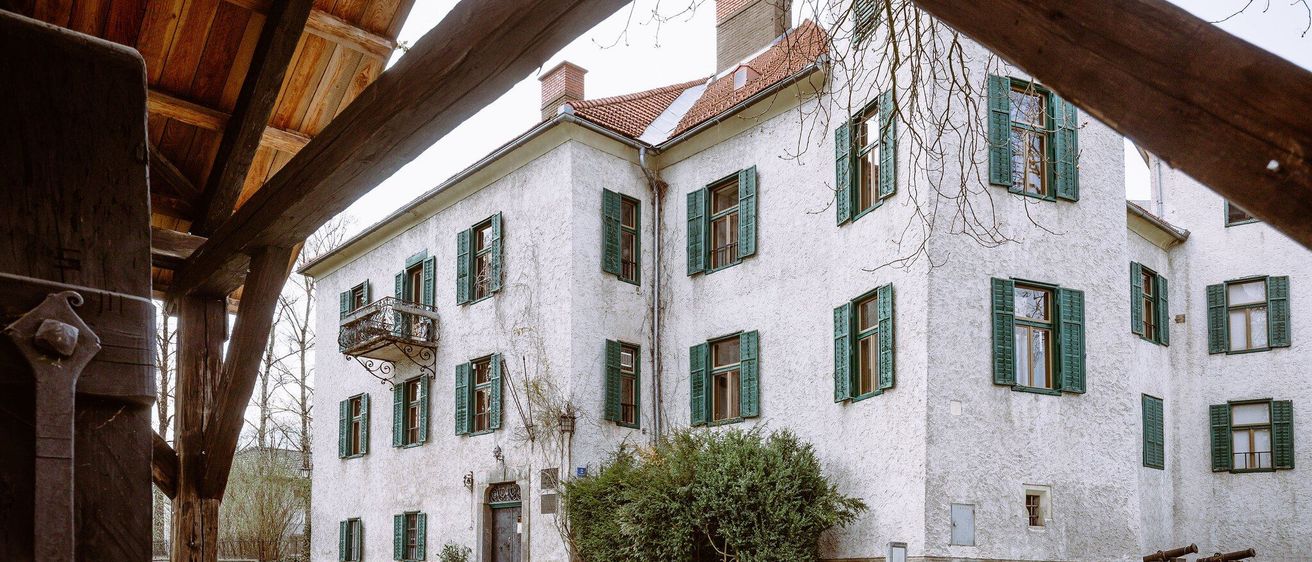 Bild enthält, City, Urban, Building, Housing, Bench, House, Road, Apartment Building, Street, Porch