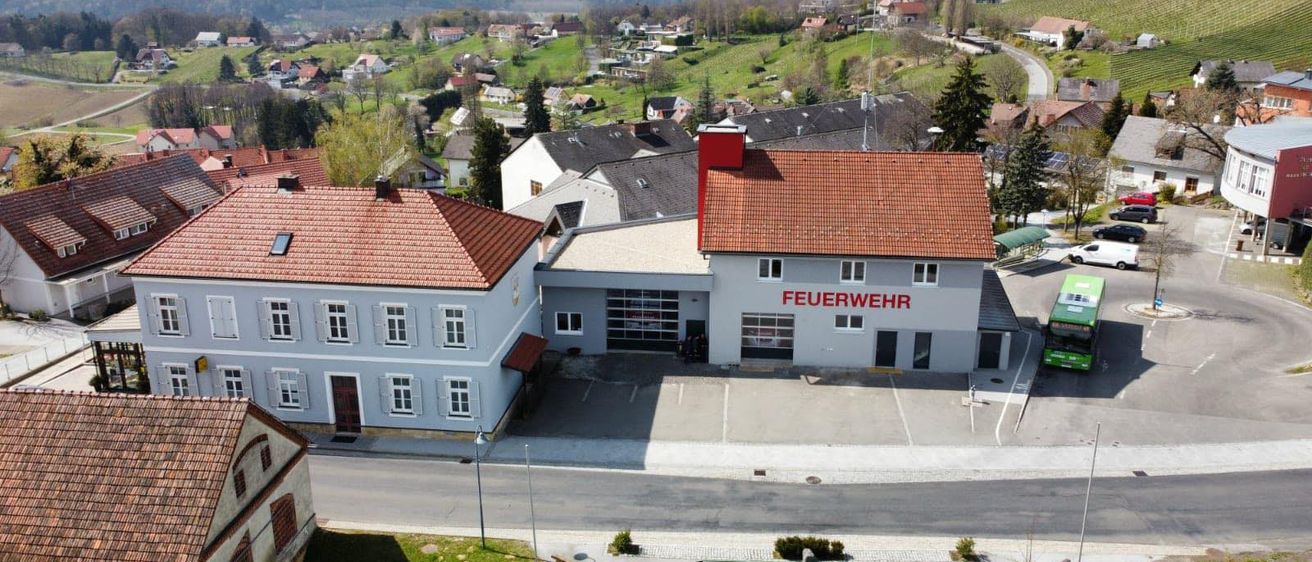 Bild enthält, Outdoors, Architecture, Building, Housing, House, Aerial View, Driveway, Car