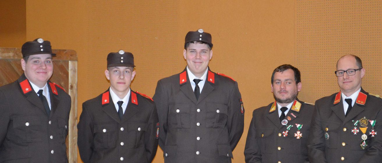 Bild enthält, Tie, Adult, Male, Man, Person, Officer, People, Glasses, Military, Wristwatch