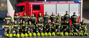 Bild enthält, People, Person, Helmet, Glove, Fire Station, Fire Truck, Truck, Vehicle, Hat, Glasses