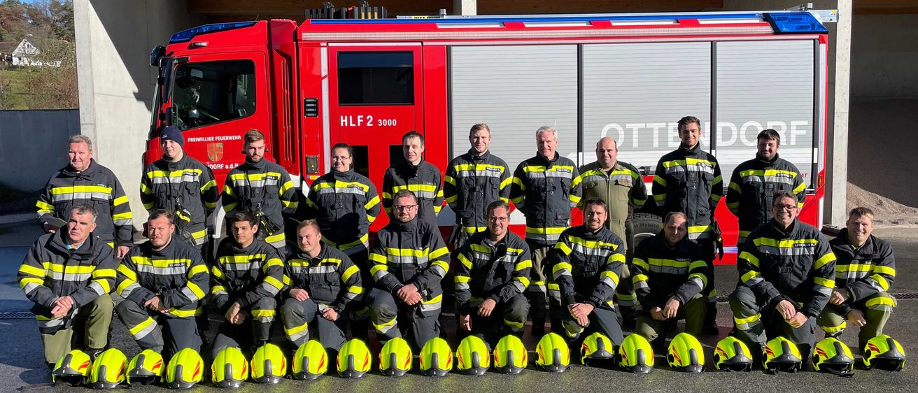 Bild enthält, People, Person, Helmet, Glove, Fire Station, Fire Truck, Truck, Vehicle, Hat, Glasses