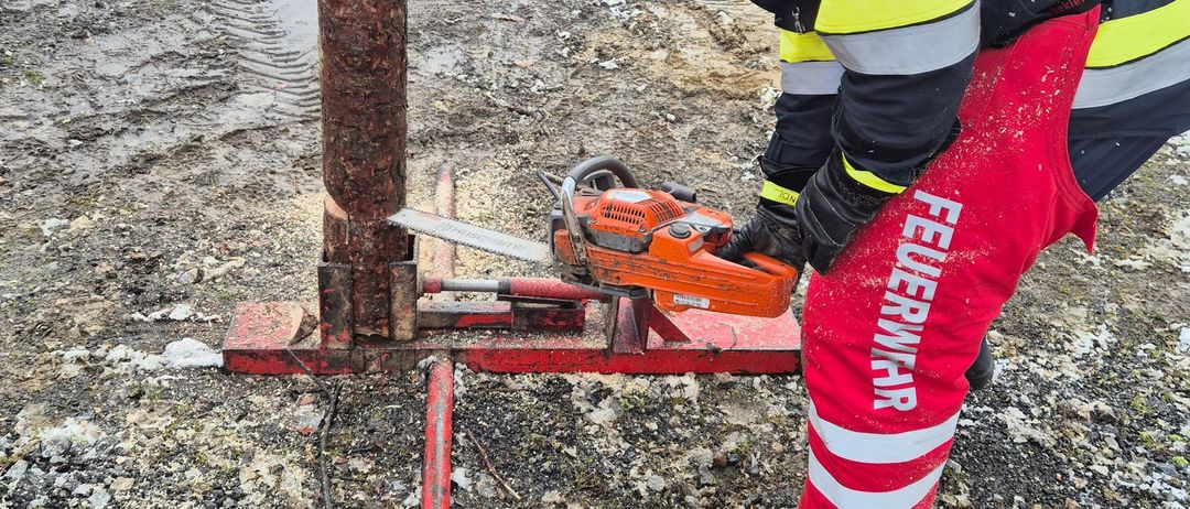 Bild enthält, Person, Worker, Helmet, Adult, Male, Man, Machine, Wheel, Shoe, Face