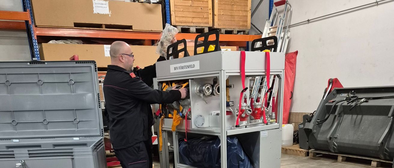 Bild enthält, Building, Factory, Manufacturing, Workshop, Adult, Male, Man, Person, Machine, Wheel