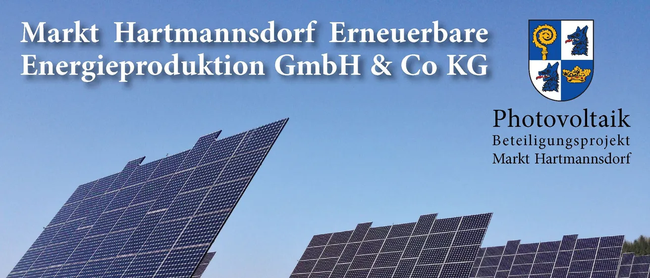Eine Werbung für ein Unternehmen für erneuerbare Energien, die eine Solaranlage unter blauem Himmel zeigt.