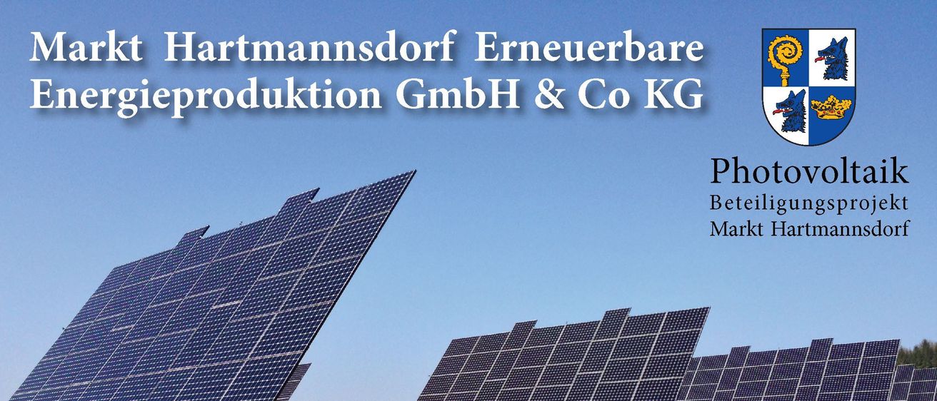 Eine Werbung für ein Unternehmen für erneuerbare Energien, die eine Solaranlage unter blauem Himmel zeigt.