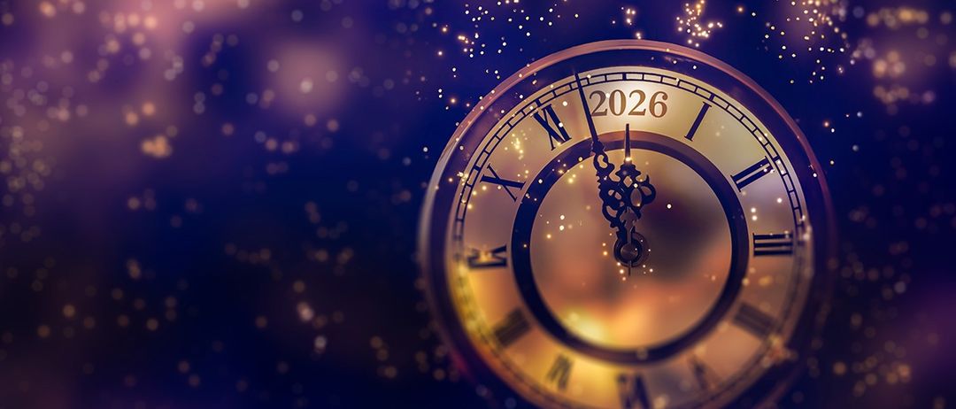 Eine Vintage-Uhr mit dem Jahr 2026, umgeben von einem Ausbruch goldener und blauer Lichter.