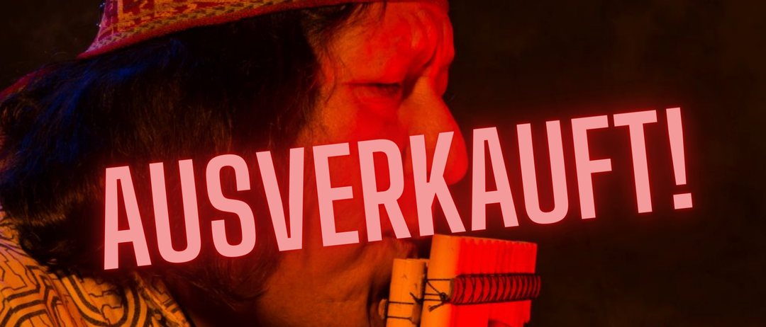 Eine Person mit Hut spielt eine Holzflöte. Das Wort 'VERKAUF' ist prominent angezeigt.