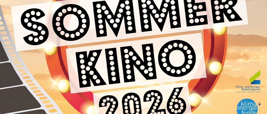 Ein orangefarbener und gelber Kreis zeigt einen fetten schwarzen Text, der 'OMMEKINO 2026' mit einem gepunkteten Rand, einem Filmstreifen und Lichtern darum herum anzeigt.