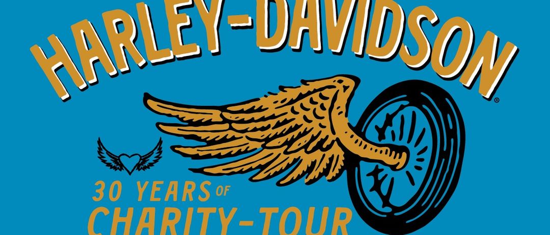 Ein blaues Poster, das Harley-Davidsons 30-jährige Charity-Tour feiert, mit einem goldenen Adlerflügel und einem Motorradrad. Der Text lautet 'Harley-Davidson 30 Jahre Charity-Tour seit 1996.'