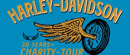 Ein blaues Poster, das Harley-Davidsons 30-jährige Charity-Tour feiert, mit einem goldenen Adlerflügel und einem Motorradrad. Der Text lautet 'Harley-Davidson 30 Jahre Charity-Tour seit 1996.'