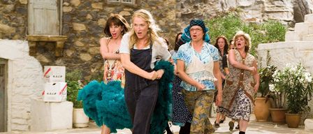 Eine Gruppe von Frauen in verschiedenen Outfits läuft draußen zusammen und genießt es, zu lachen und Spaß zu haben.