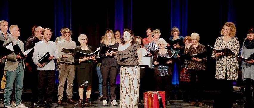 Bild enthält, Group Performance, Person, Adult, Female, Woman, Male, Man, Singing, Shoe, Jeans