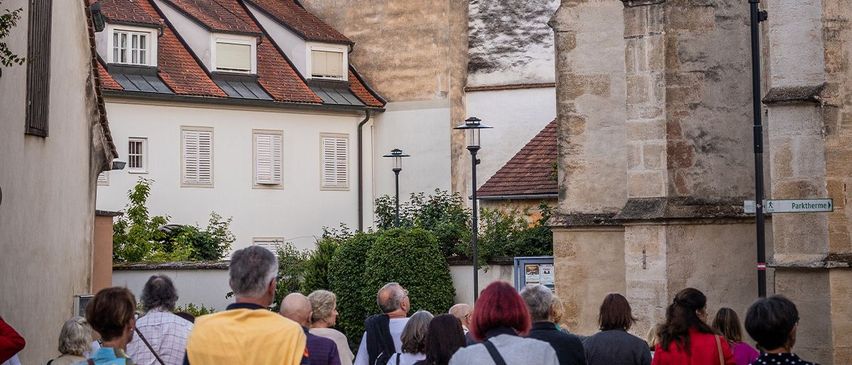 Bild enthält, Monastery, City, Adult, Male, Man, Person, Female, Woman, Urban, Street
