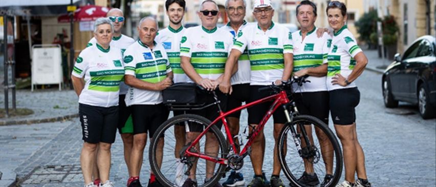 Bild enthält, People, Person, Groupshot, Adult, Male, Man, Shorts, Wheel, Bicycle, Shoe