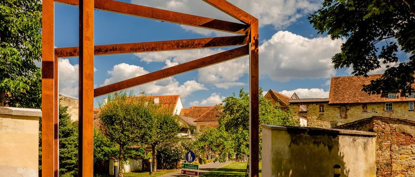 Bild enthält, Outdoors, House, Housing, Porch, Patio, Nature, Garden, Pergola, Shelter, Arbour