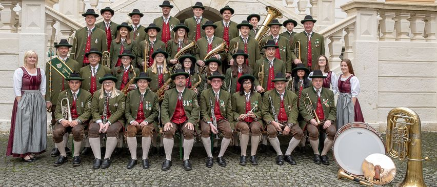 Bild enthält, People, Person, Group Performance, Music Band, Musical Instrument, Brass Section, Horn, Tuba, Formal Wear, Tie
